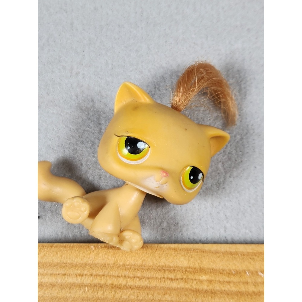 Hasbro Littlest Pet‎ Shop Tan Cat Figure with Green Eyes & Brown Hair Tuft